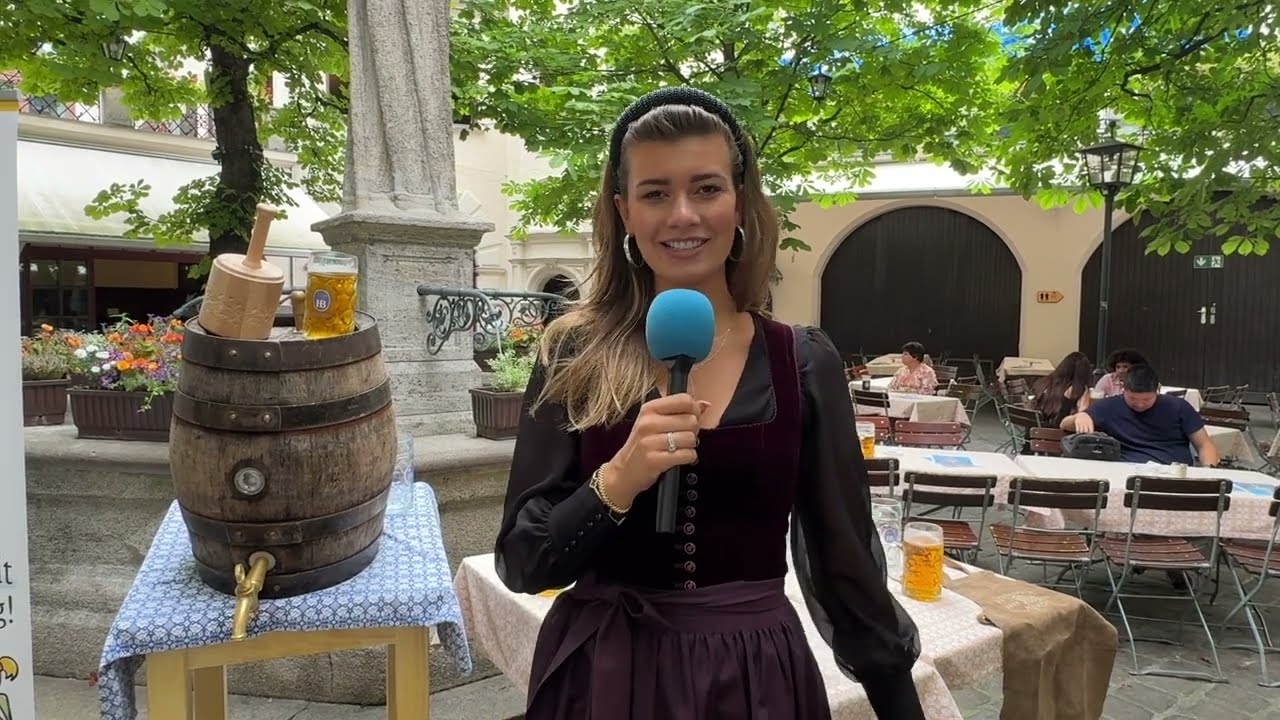Trachtentrends zur WirtshausWiesn 2024, vorgestellt von Modedesignerin Angelina Beer im Hofbräuhaus