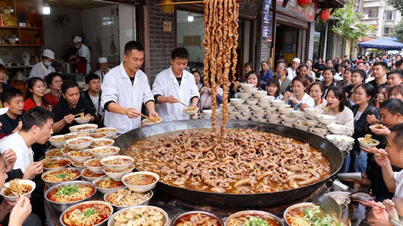 成都排队也要吃的老店！30 年专做竹笼碗碗冒菜，大肠小肠一锅香顾客天天排长队【小食光光】