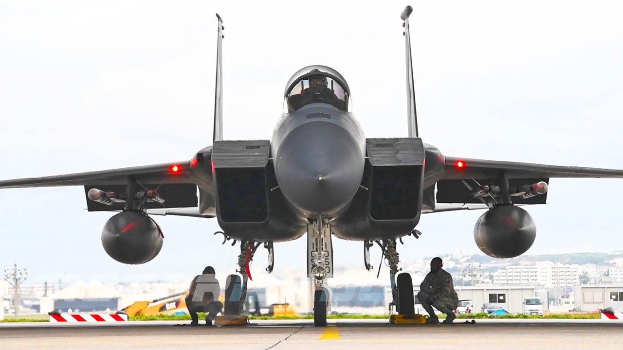 Фантастический истребитель F-15 Eagle взлетает и приземляется