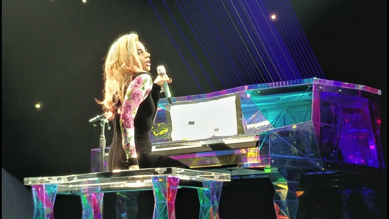 Lady Gaga - The Edge Of Glory (Joanne World Tour LIVE Montreal 2017) UHD 4K