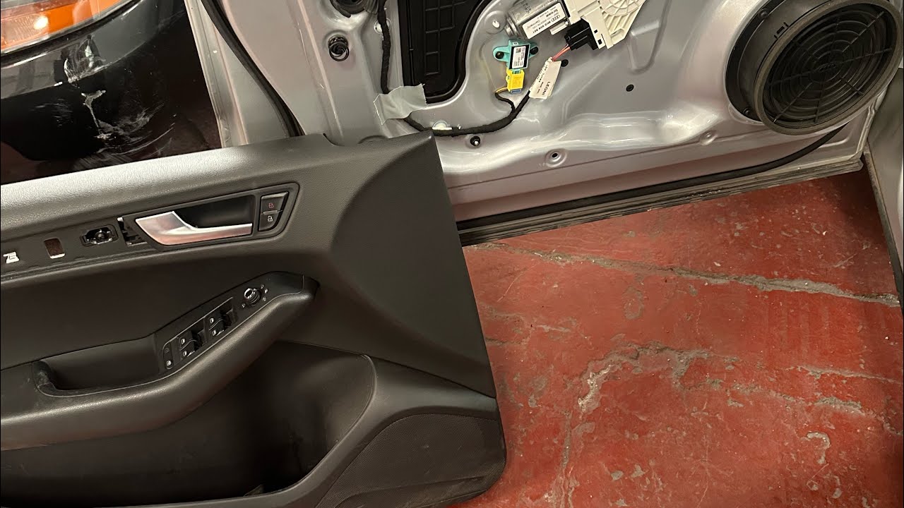 Desmontar panel puerta conductor Audi Q5 del 2016