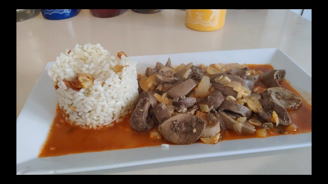 Riñones al Jerez acompañados de arroz frito.