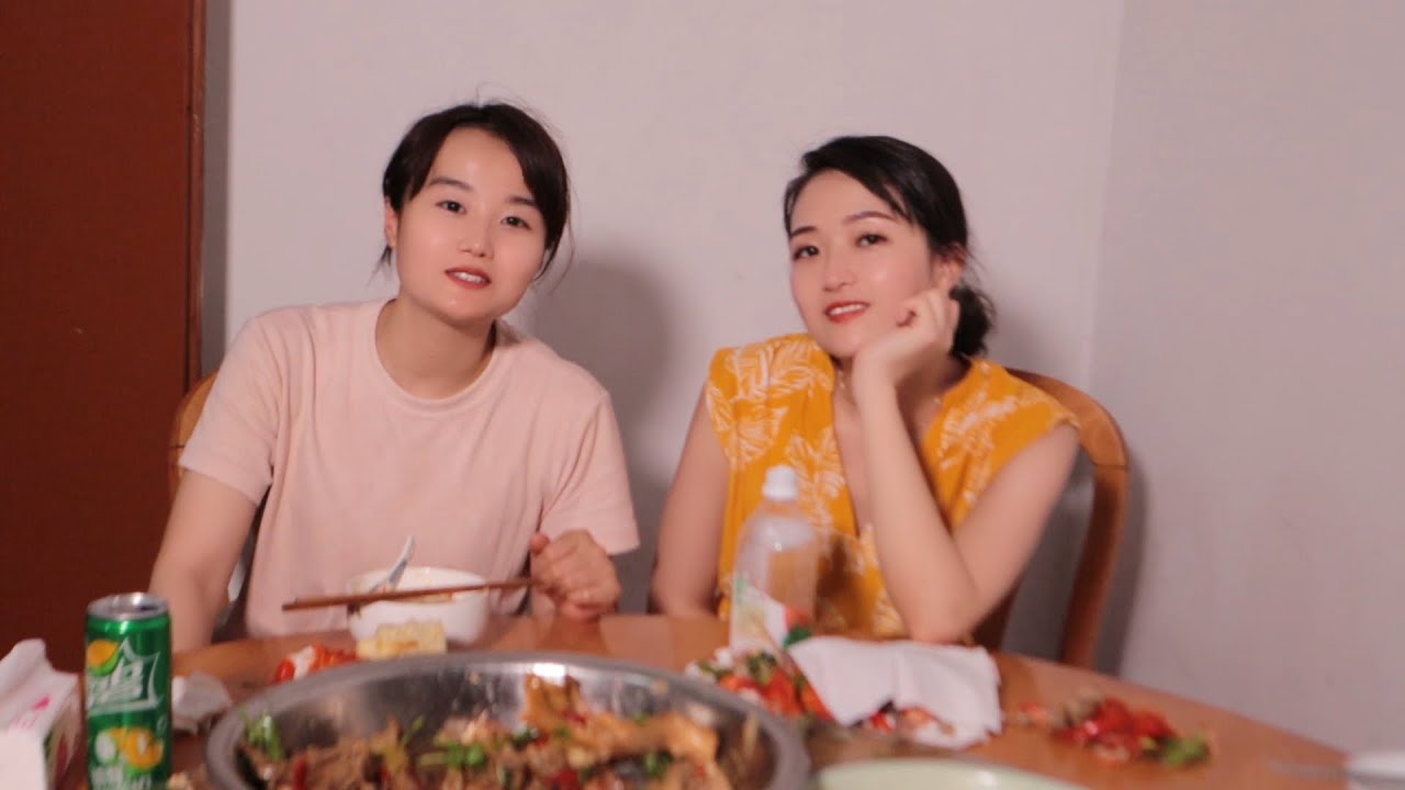 表嫂来家里做客，猪猪整几个好菜招待，表嫂直夸猪猪厨艺好