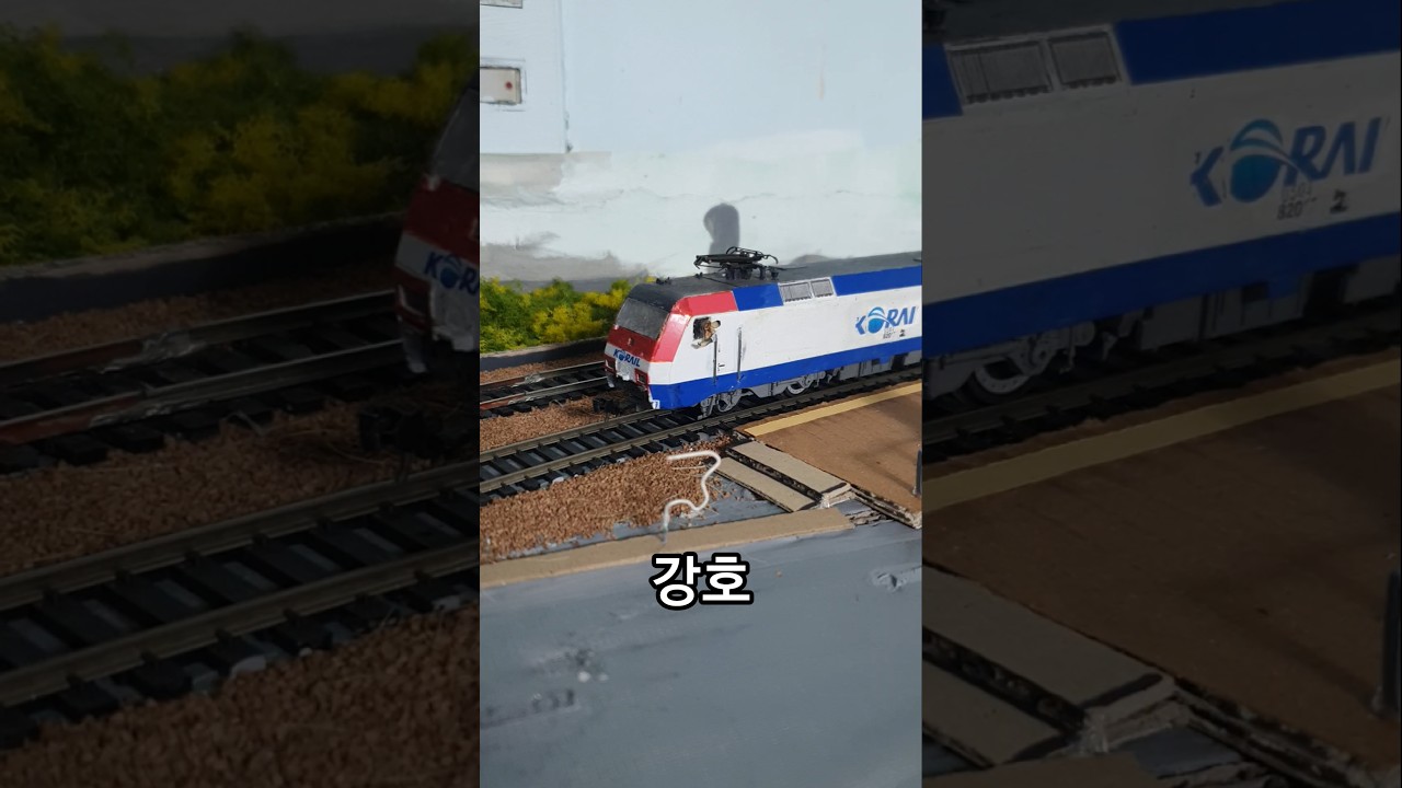 무궁화호 모형기차가 간이역에 정차해 있습니다