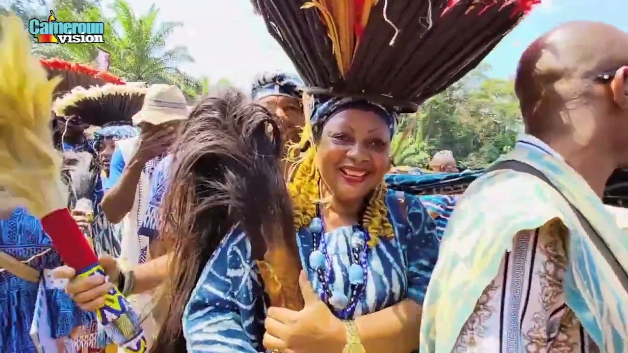 FUNÉRAILLES DE LA REINE MÈRE BABOUANTOU PAR SON PEUPLE ET SON ROI