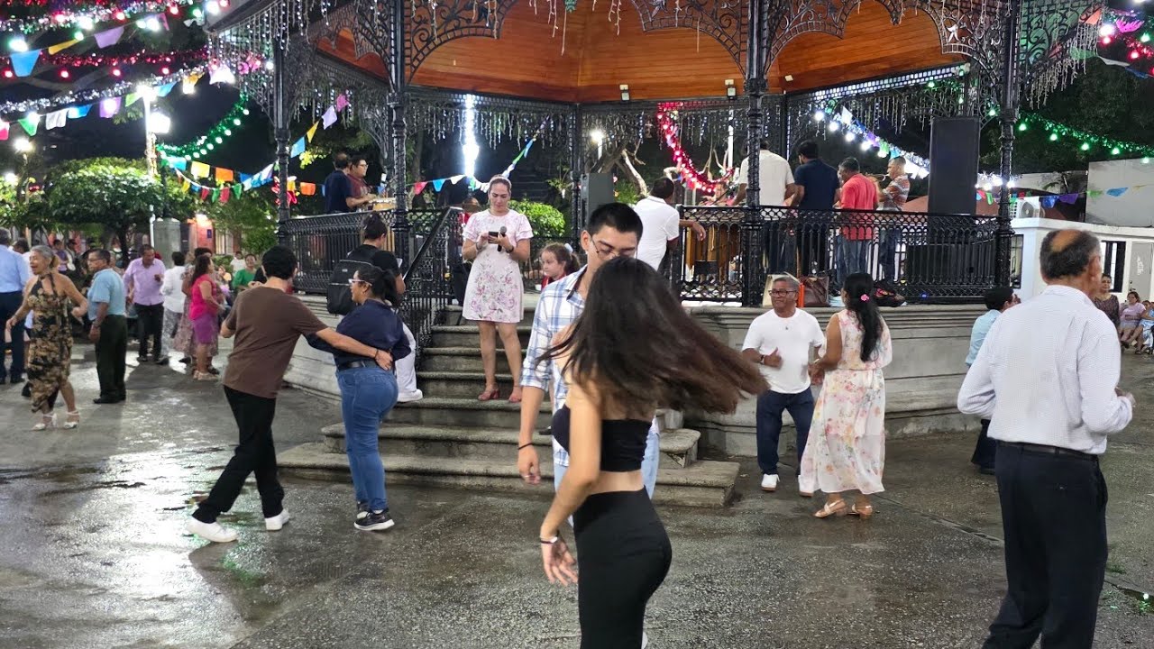  1 Parte Baile en el parque Jardín de la Marimba Chiapas Jueves 25 de septiembre 🇲🇽