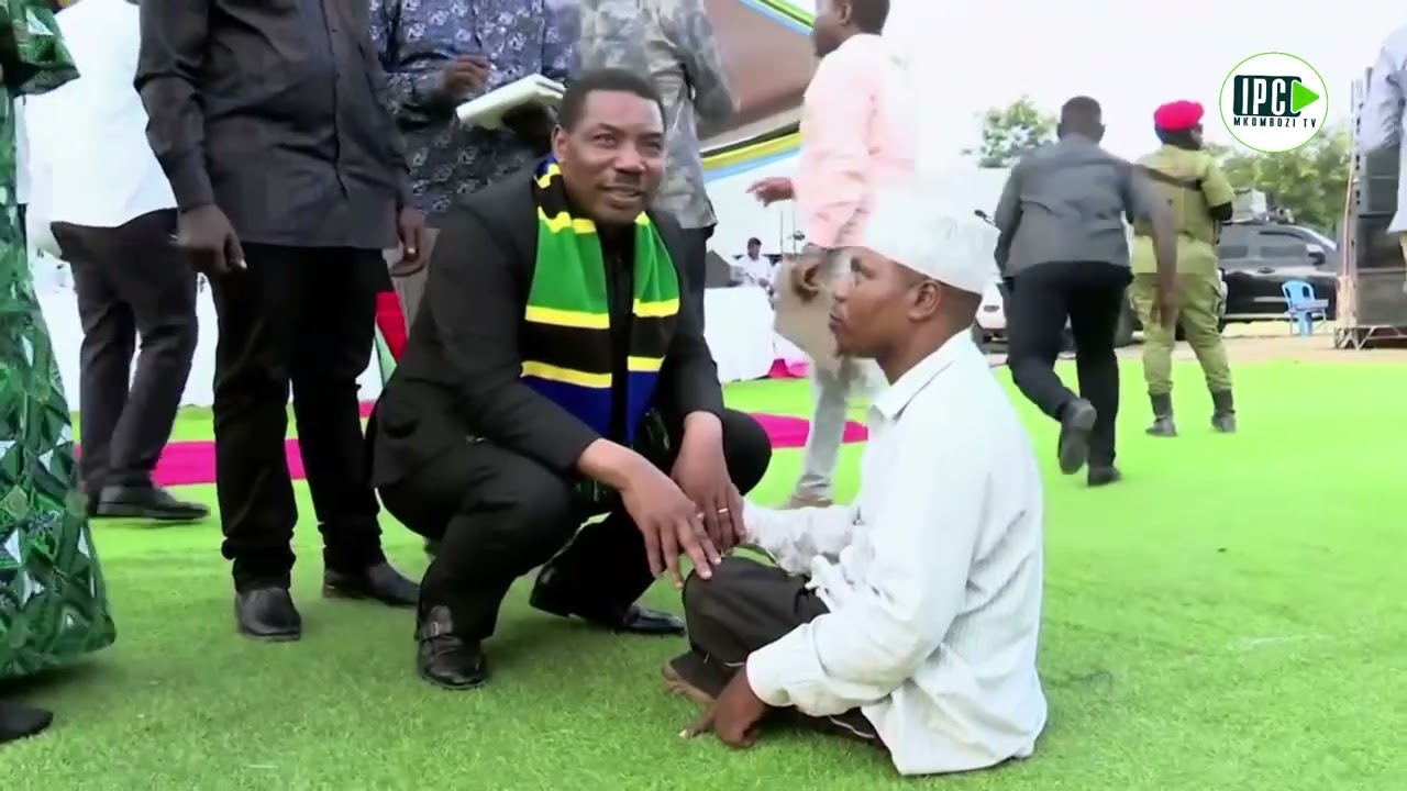 TAZAMA WAZIRI MKUU ALIVYOSHUKA JUKWAANI NA KWENDA KUMSIKILIZA KIJANA MWENYE ULEMAVU