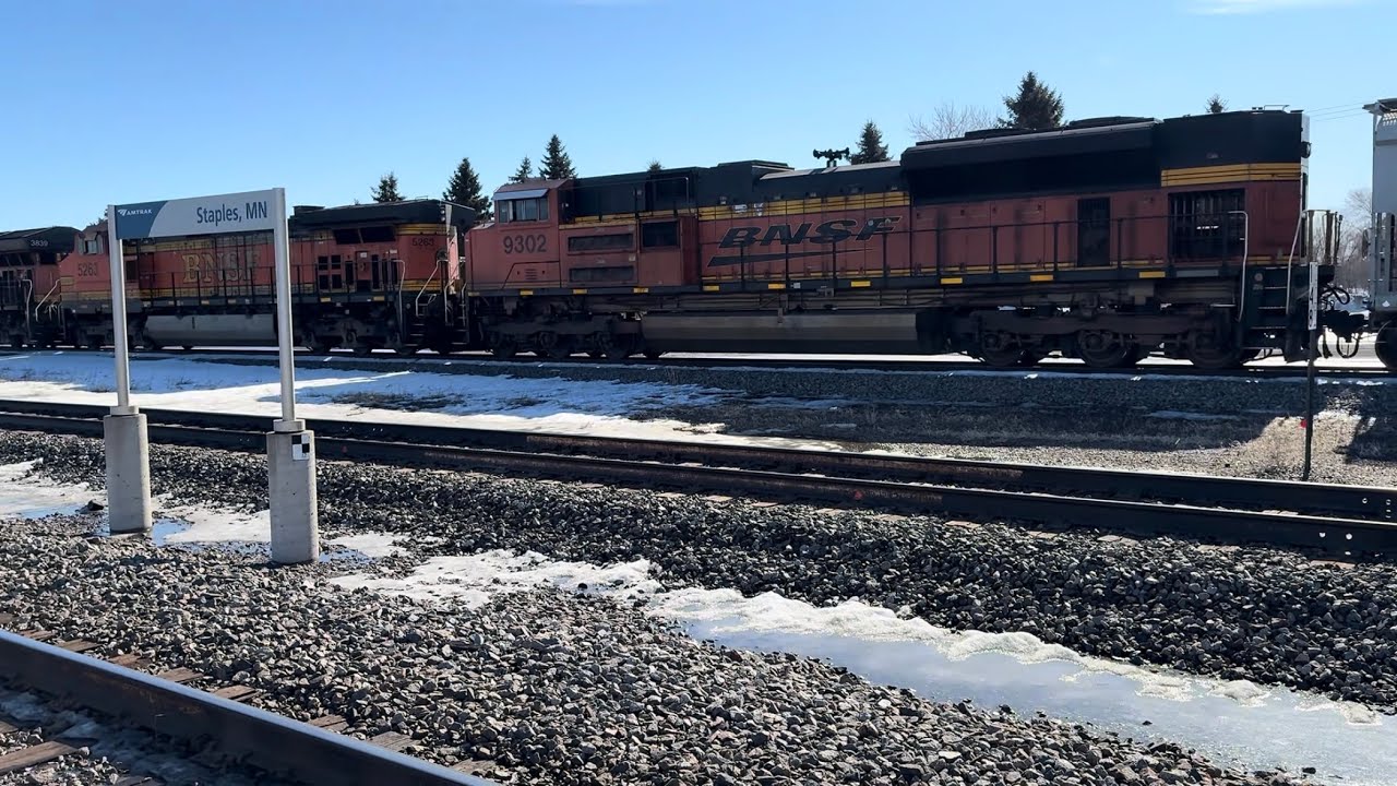 BNSF #6551 leads this mega 4x0 manifest with BNSF #9302 