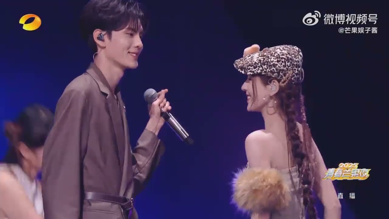 Zhang Yuxi Bi Wenjun and Butter Bear perform "Neon Sweetheart" 张予曦毕雯珺黄油小熊合作舞台《霓虹甜心》