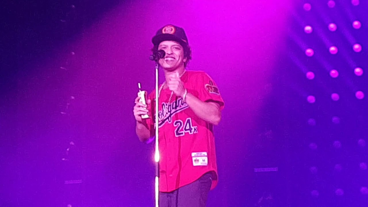 Bruno Mars - Calling  On My Lovelies/Chunky (Live São Paulo)