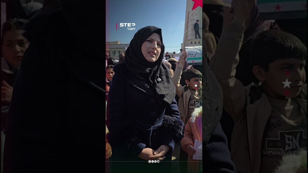 وقفة احتجاجية لمعلمي مدينة الرقة للمطالبة بتثبيتهم بدلًا من قرار الوكالات الذي اعتبروه مجحفًا بحقهم