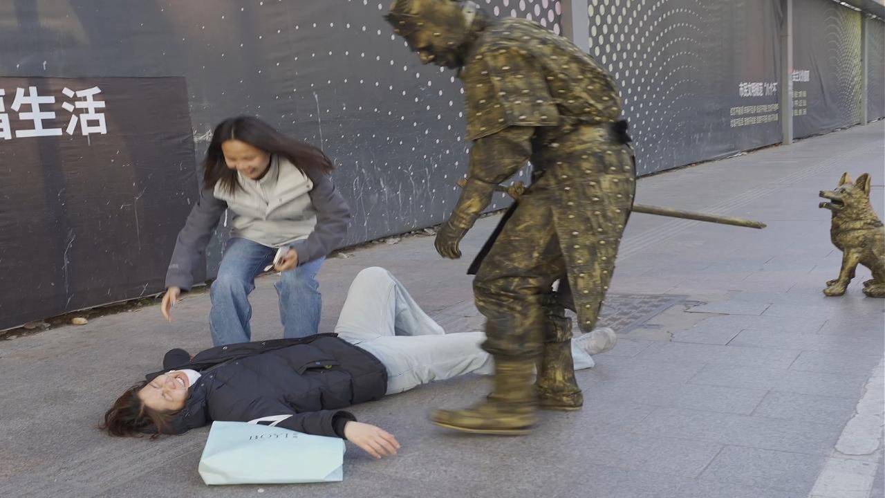 #36 Sculpture prank in China | This is the most dramatic stranger reaction ever.