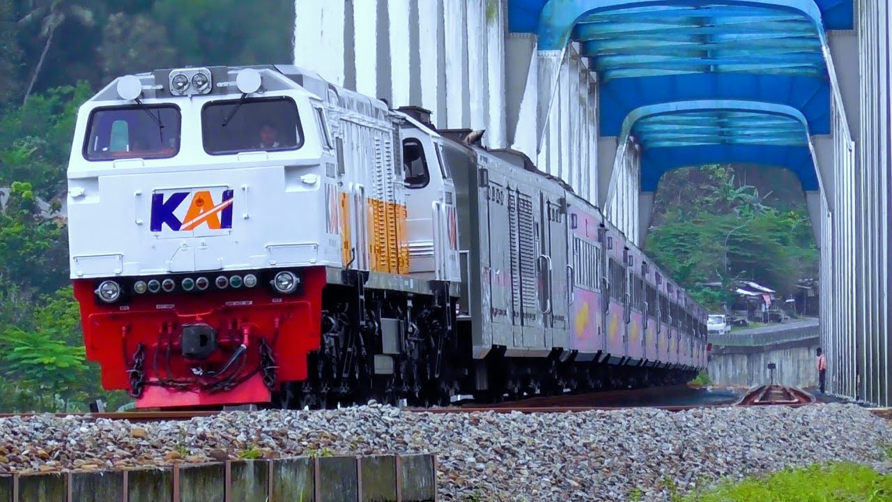 KERETA API PANJANG BERKEPALA DUA KELUAR MASUK JEMBATAN SUNGAI SERAYU