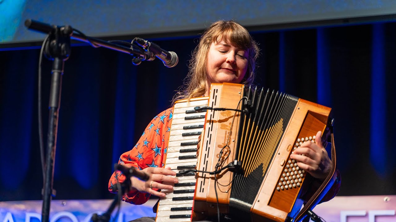 Maggie West's Waltz - Mairearad Green and Anna Massie