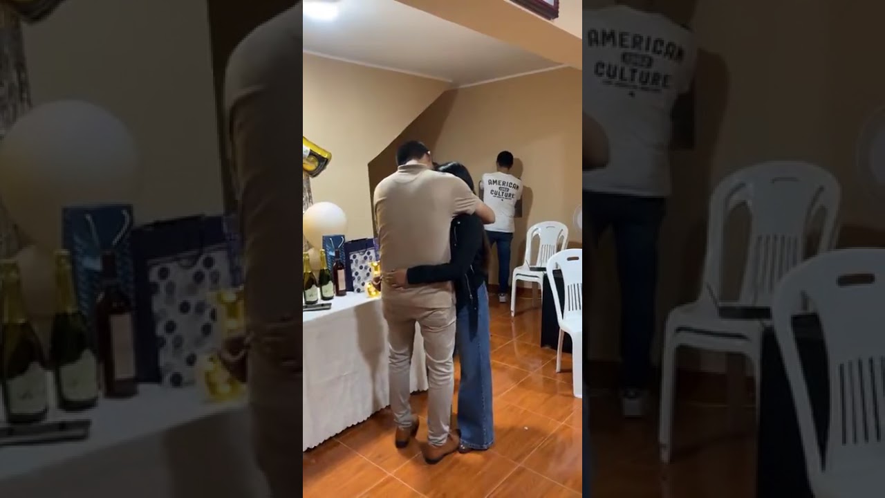 Camilita cantando para su primo.