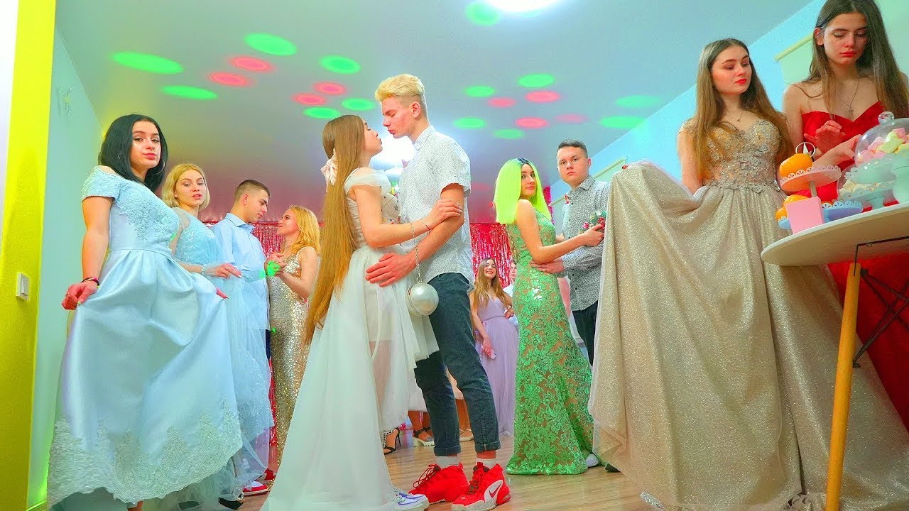 Promoční večírek ve škole roztleskávaček | Kdo má nejkrásnější outfit? | Diana a přátelé