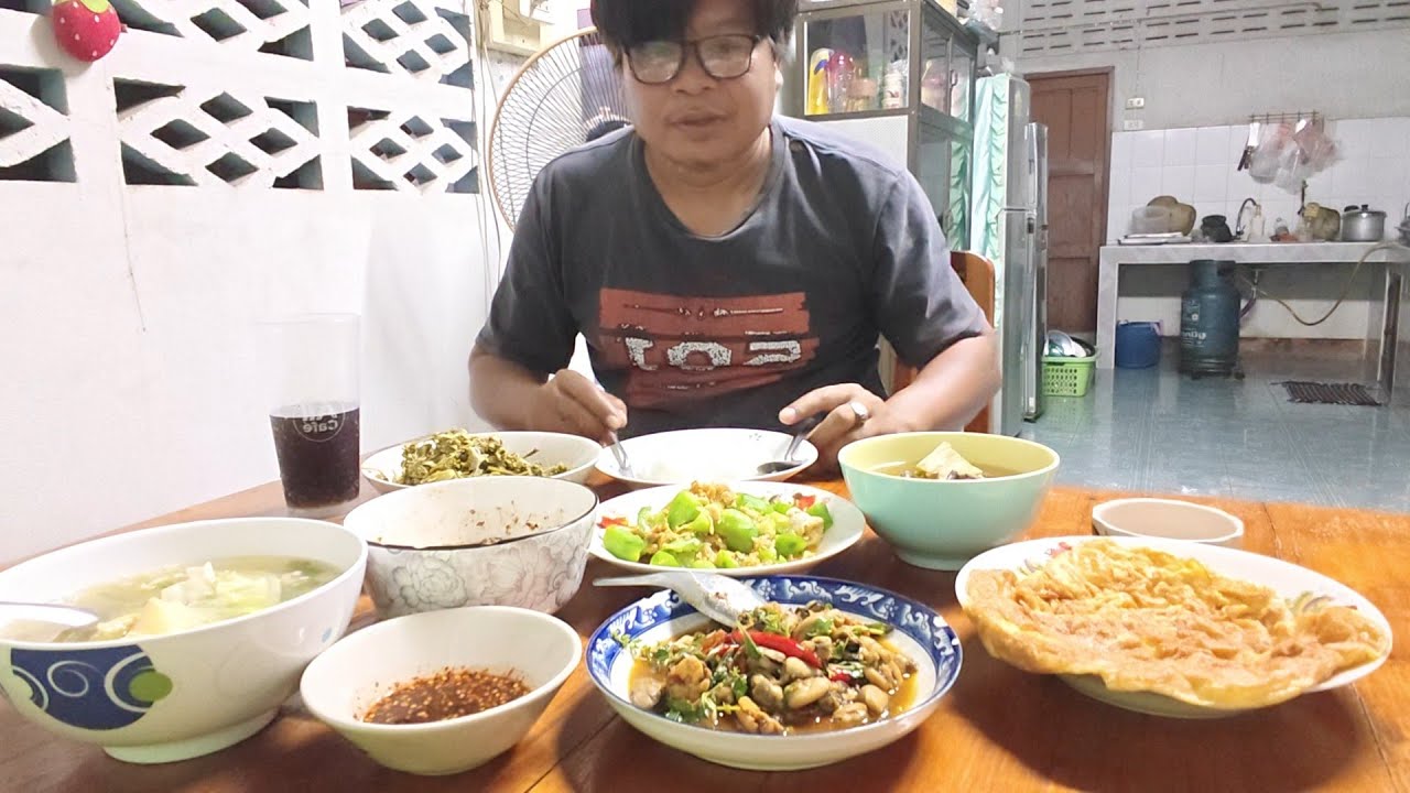กินข้าวมื้อเย็น น้ำพริกปลาแห้ง ผักกุ่มดอง ไข่เจียว ผัดกระเพราหอยแมลงภู่ ผัดบวบใส่ไข่ ต้มจืด กันครับ