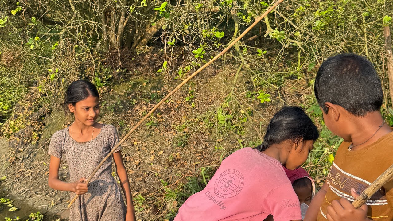 আমার সব বোনরা আজ আমাদের পুকুরে মাছ দরতে নামছে 