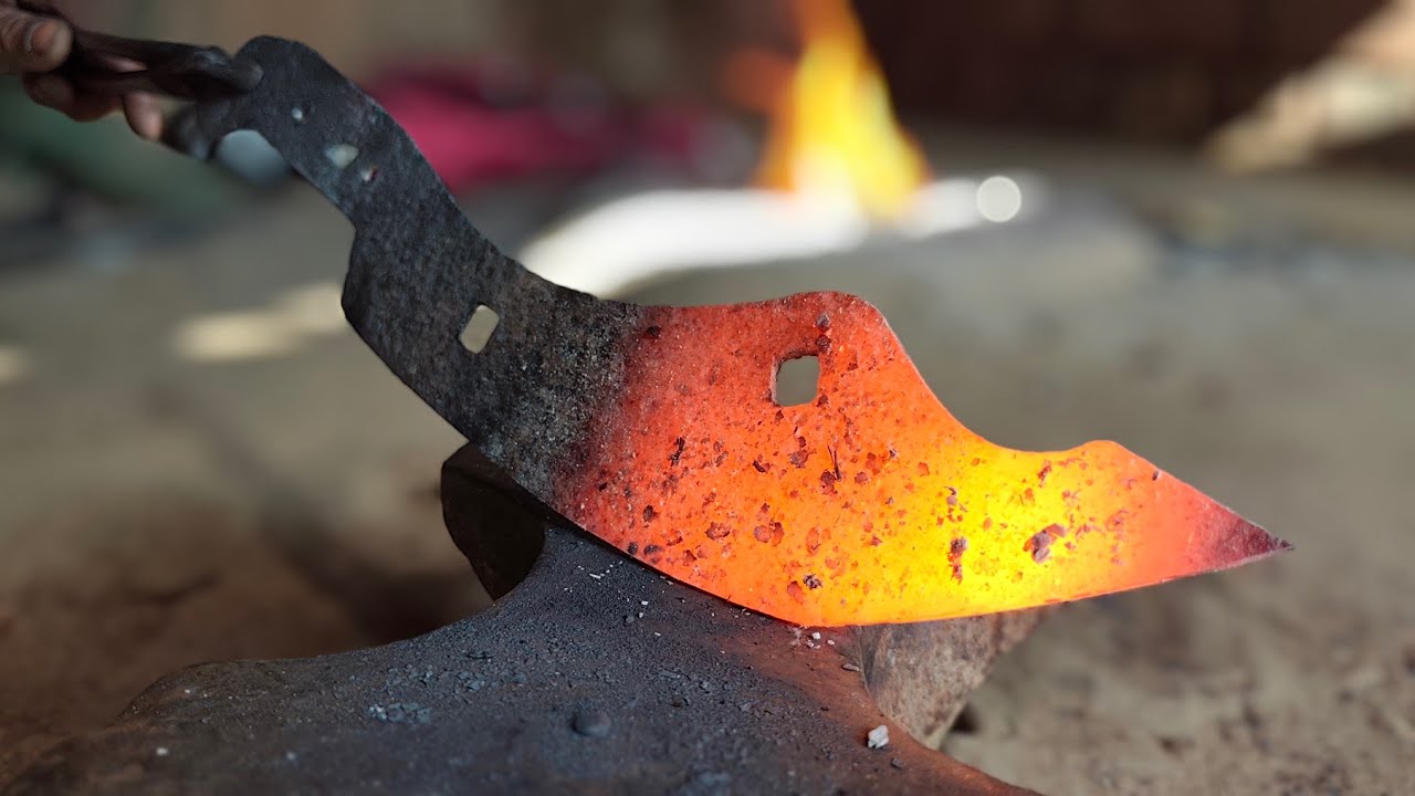Making dangerous weapons from saw blades | Blacksmith