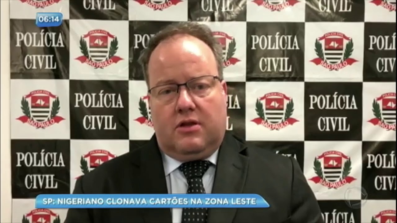 Nigeriano mostra para a polícia como clonar cartão de crédito
