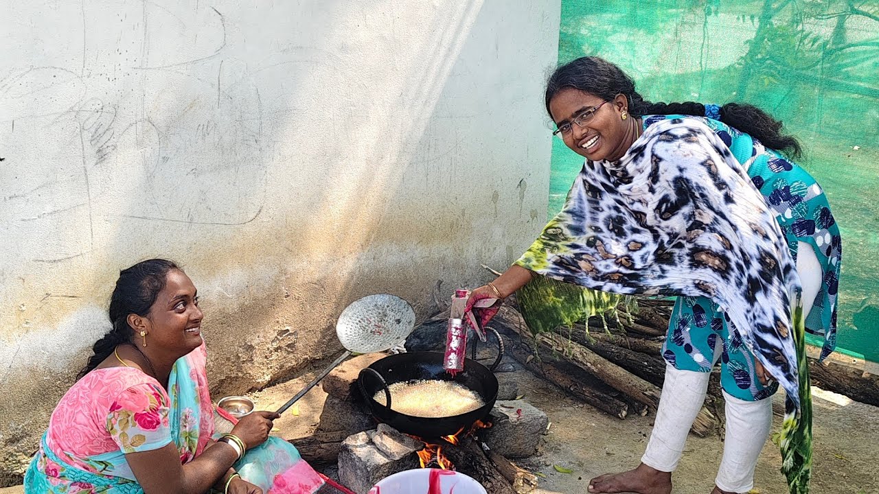 సరదాగా మా అక్కతో కలిసి ఒకరోజు ఇలా కొత్తగా బీట్రూట్ చెక్కిరాలు ట్రై చేసినాము ఎలా వచ్చాయంటే చూసేయండి 🤤