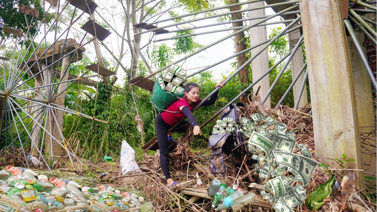 Single Mother Lucky to Find Money in School Bag Swept By Flood - Daily Life Picking up Scrap