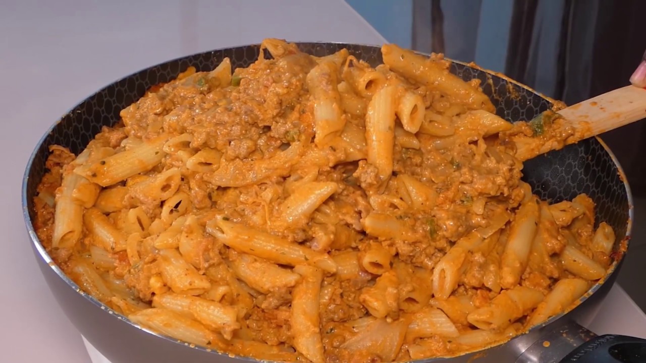 Yon bon makaroni ak krèm epi vyann moulen.
