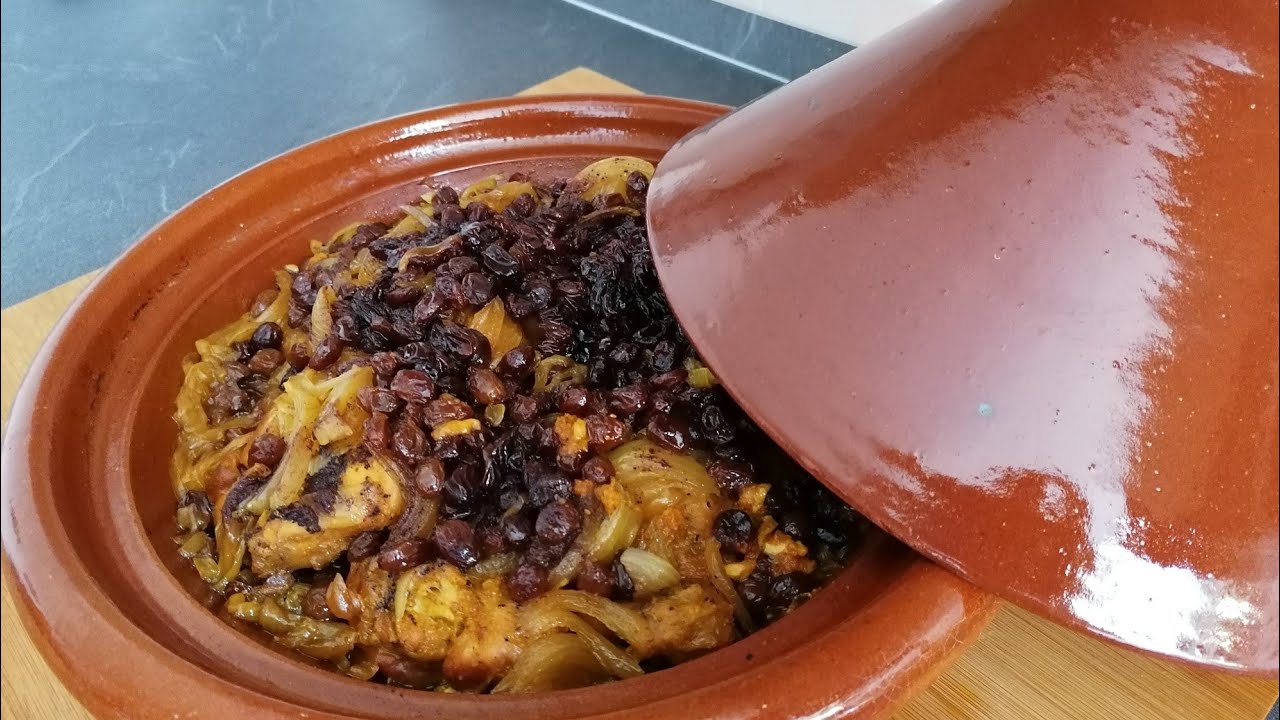 Tajine marocchino di pollo con cipolla e uvetta molto buono e facile.