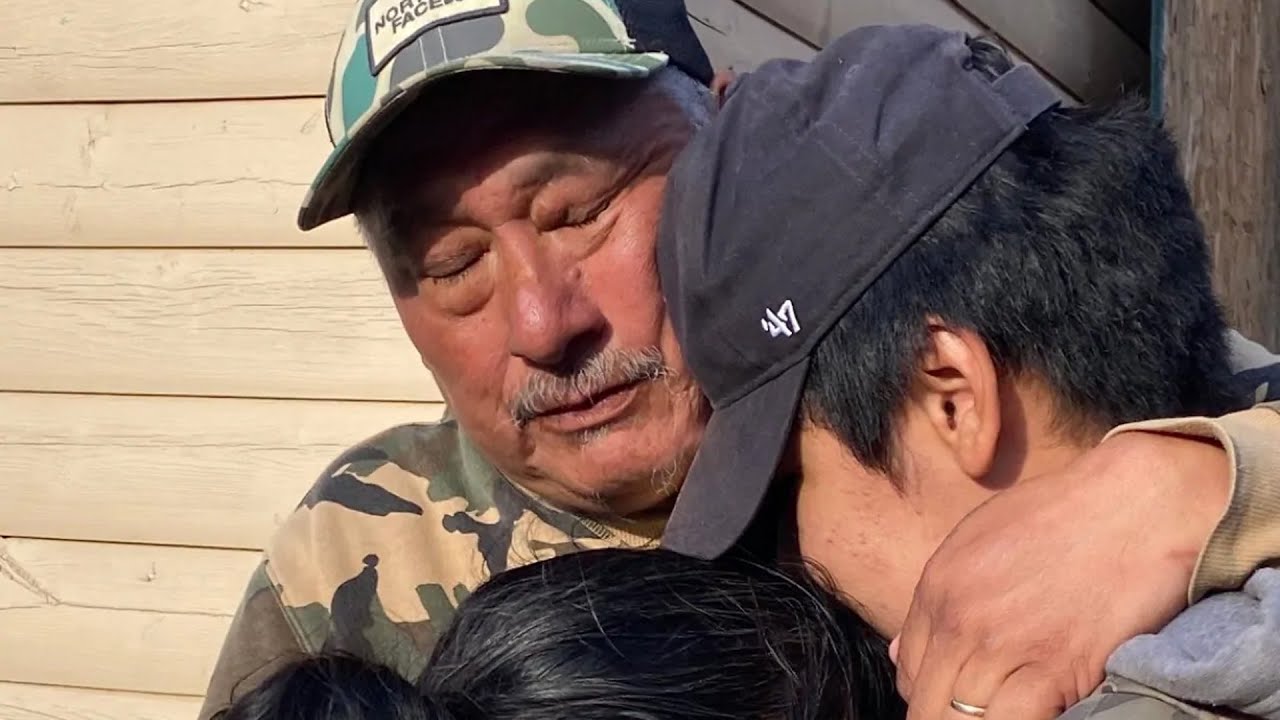 Grandfather walks 330 km to fund grandson's hockey school dream