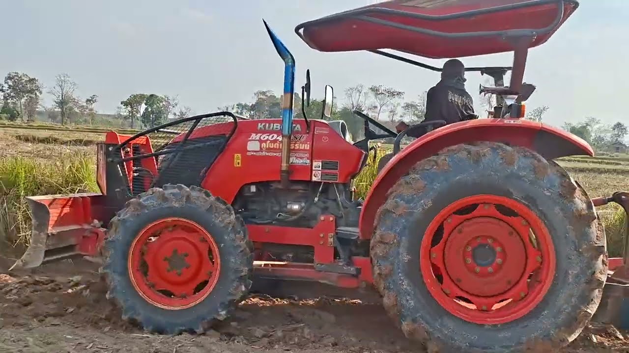 วิ่งตามรถไถตากแดดไข้ขึ้นเลยคนขับจัดเต็มท่อลั่นทุง m6040su trator