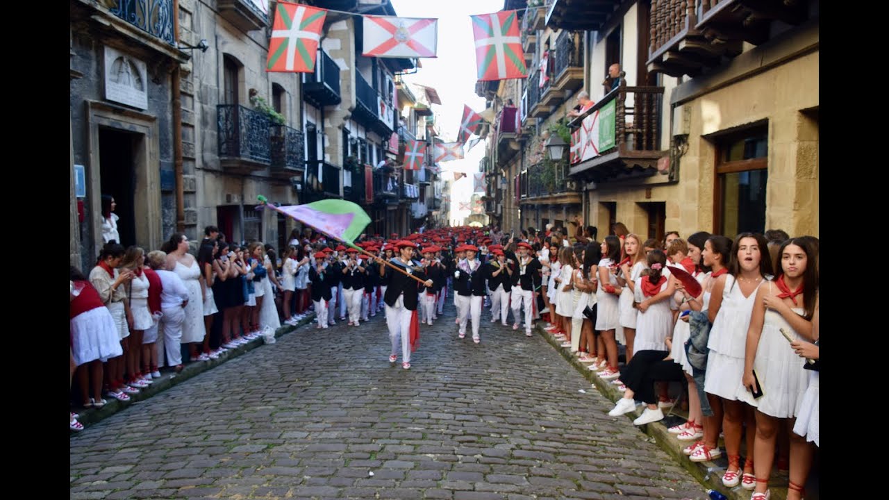 Subida de Jaizkibel Konpainia por Kale Nagusia en el desfile de la tarde del Alarde 2022