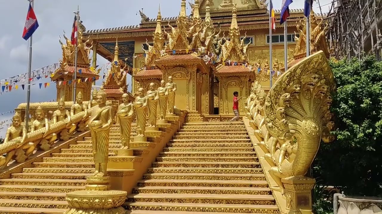 [CAMBODIA]: Mind Blowing Golden Temple in Phnom Penh