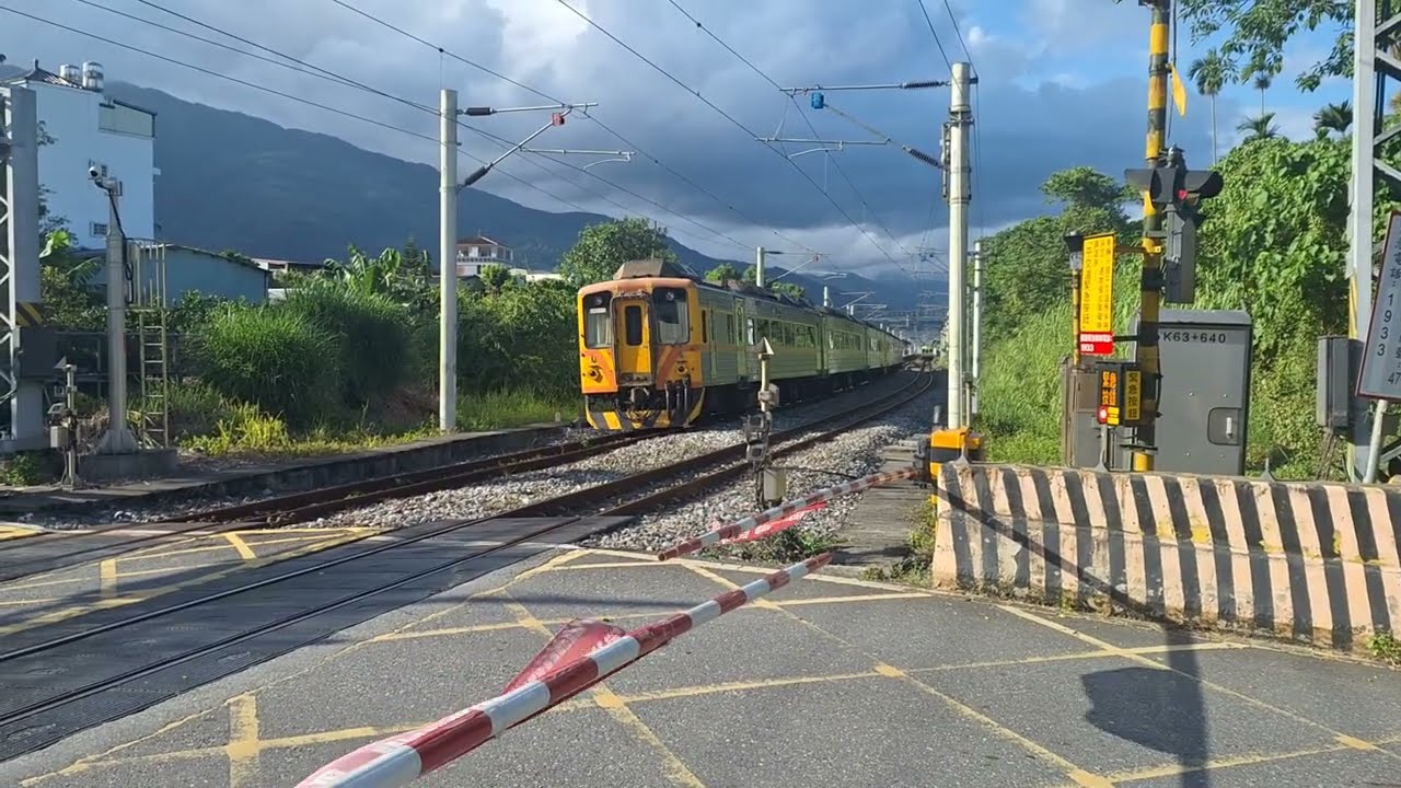 424次柴聯自強號+5467次區間快車通過花蓮縣瑞穗鄉民權西路平交道
