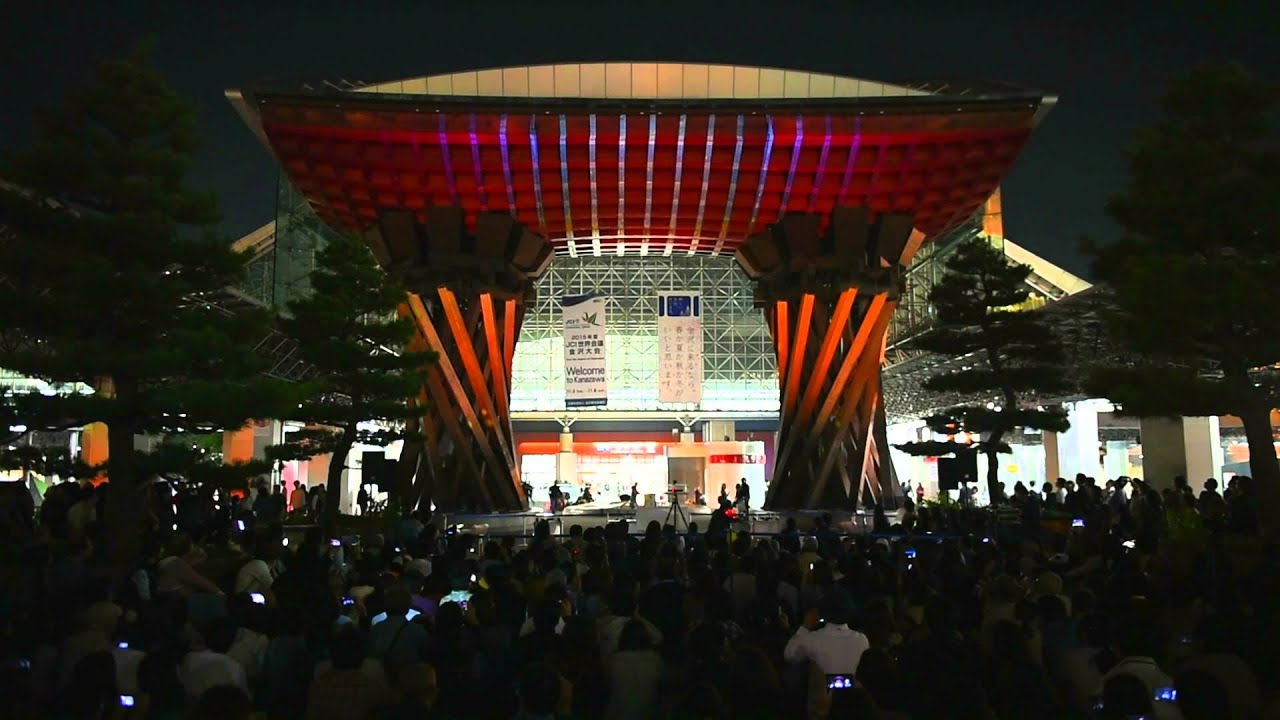 幻想的な映像で鼓門が彩られる金沢工業大学のプロジェクションマッピング