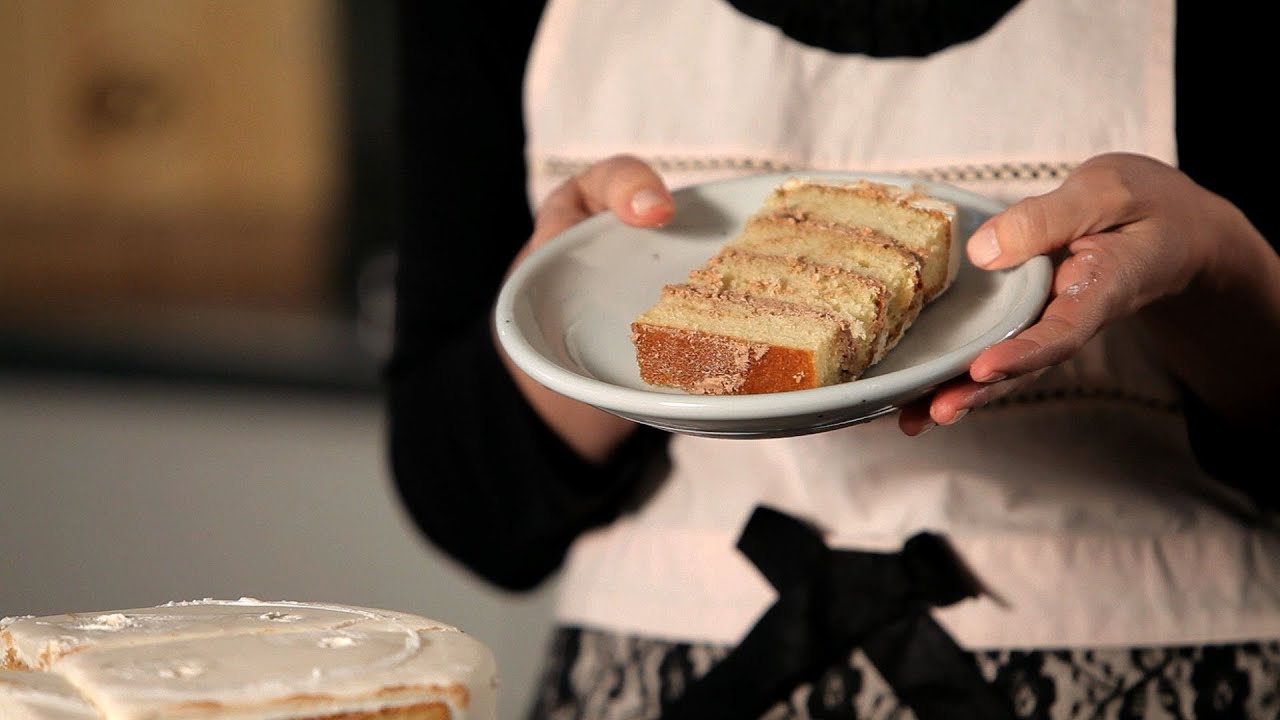 How to Cut a Wedding Cake | Wedding Cakes