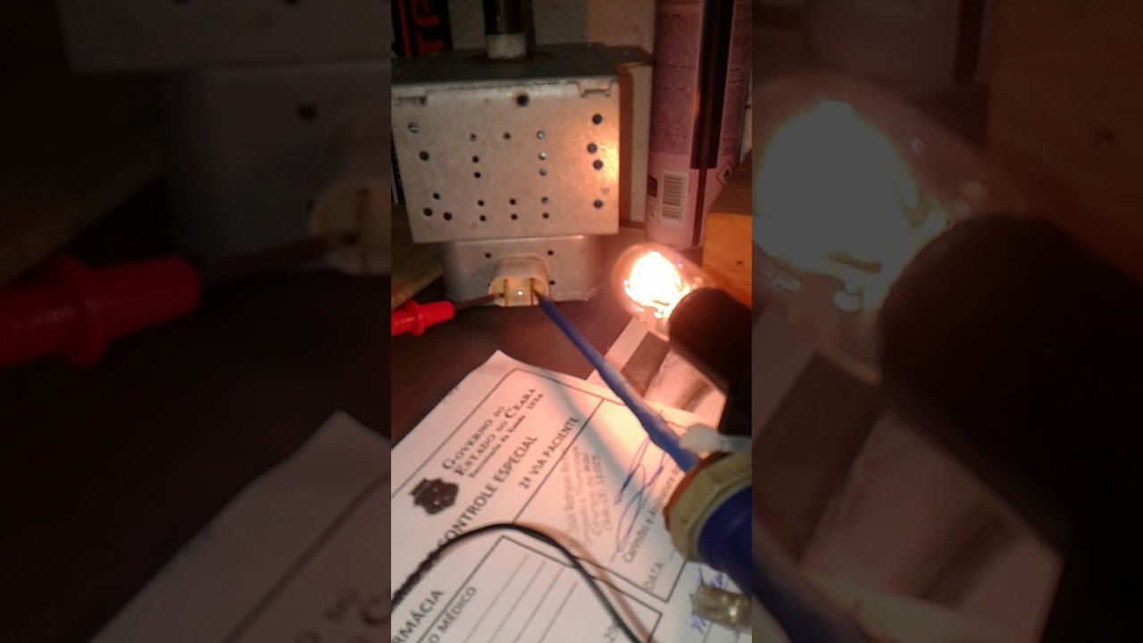 Testando magnetron com lâmpada teste.