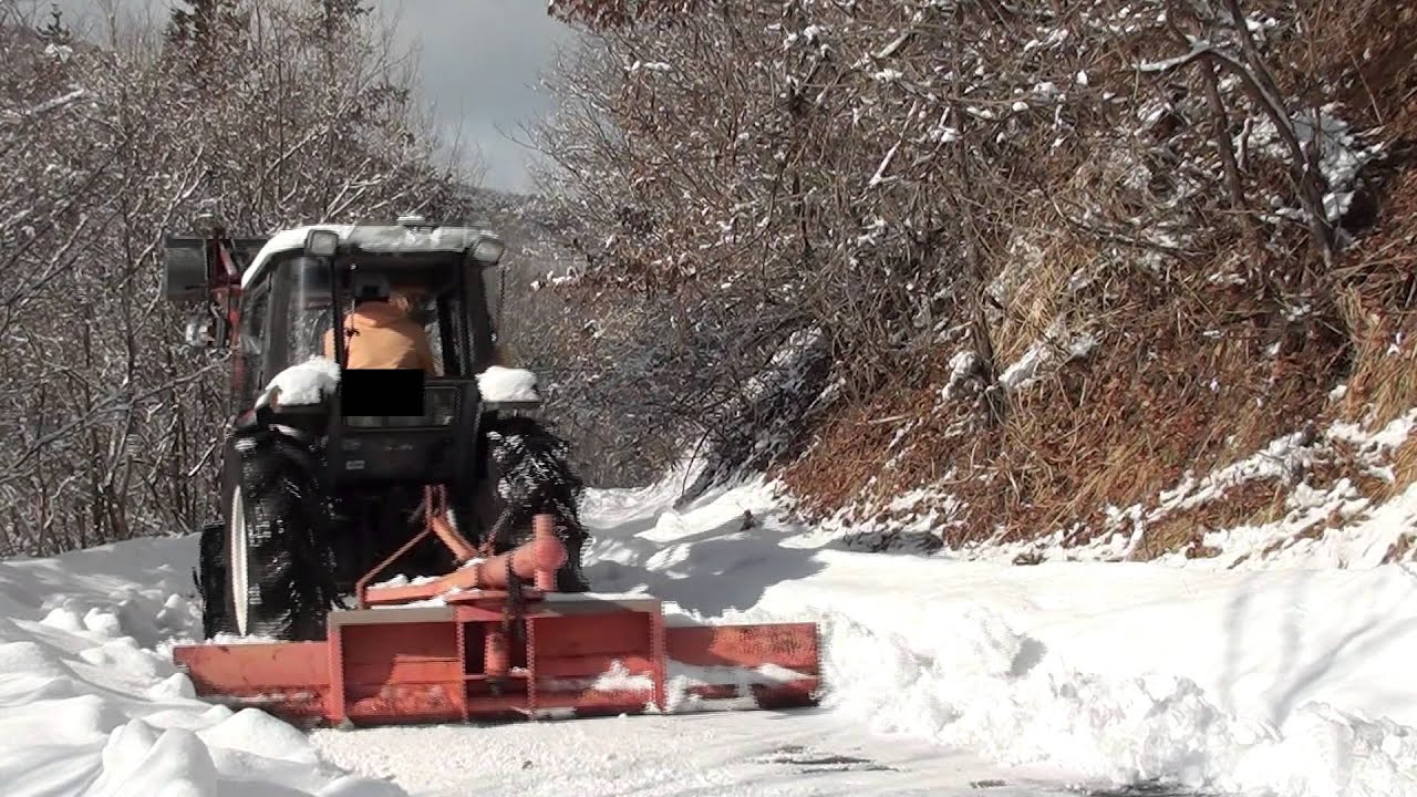 トラクターで除雪の動画
