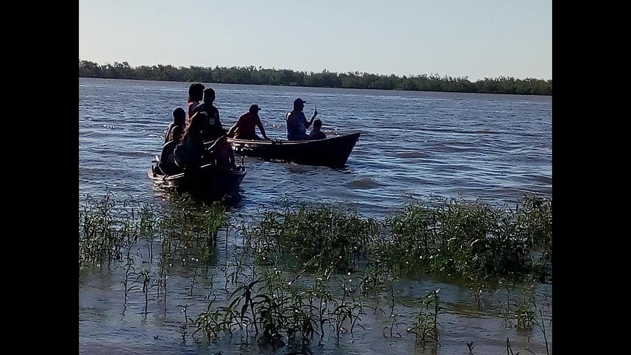 La Bajada de La cruz y un constructor de canoas artesanales