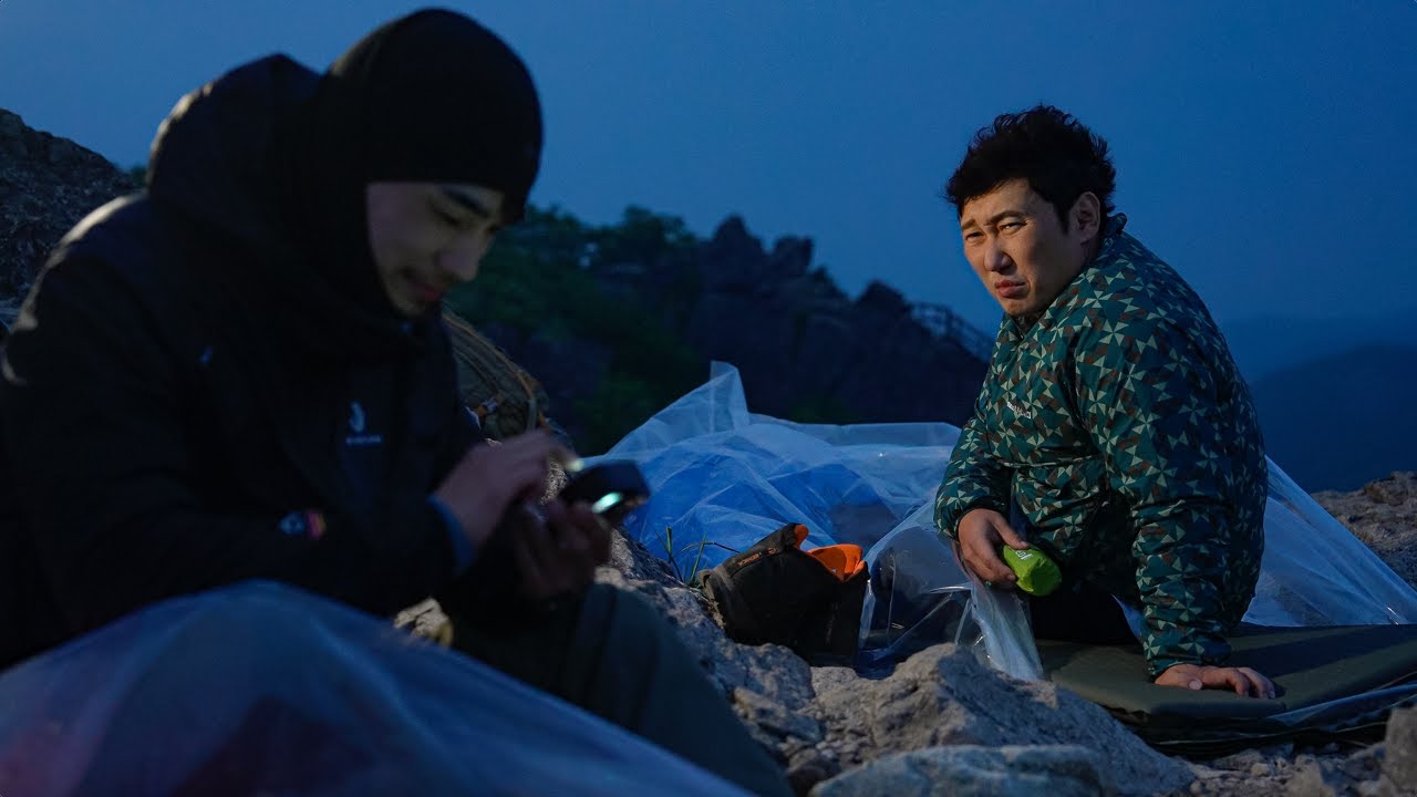 Ночь без палатки на горном утесе при сильном ветре [с корейским комиком]