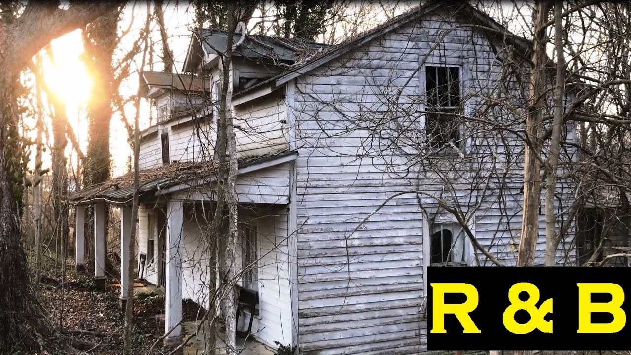 #76 Abandoned Time Capsule Home. Lots left behind !