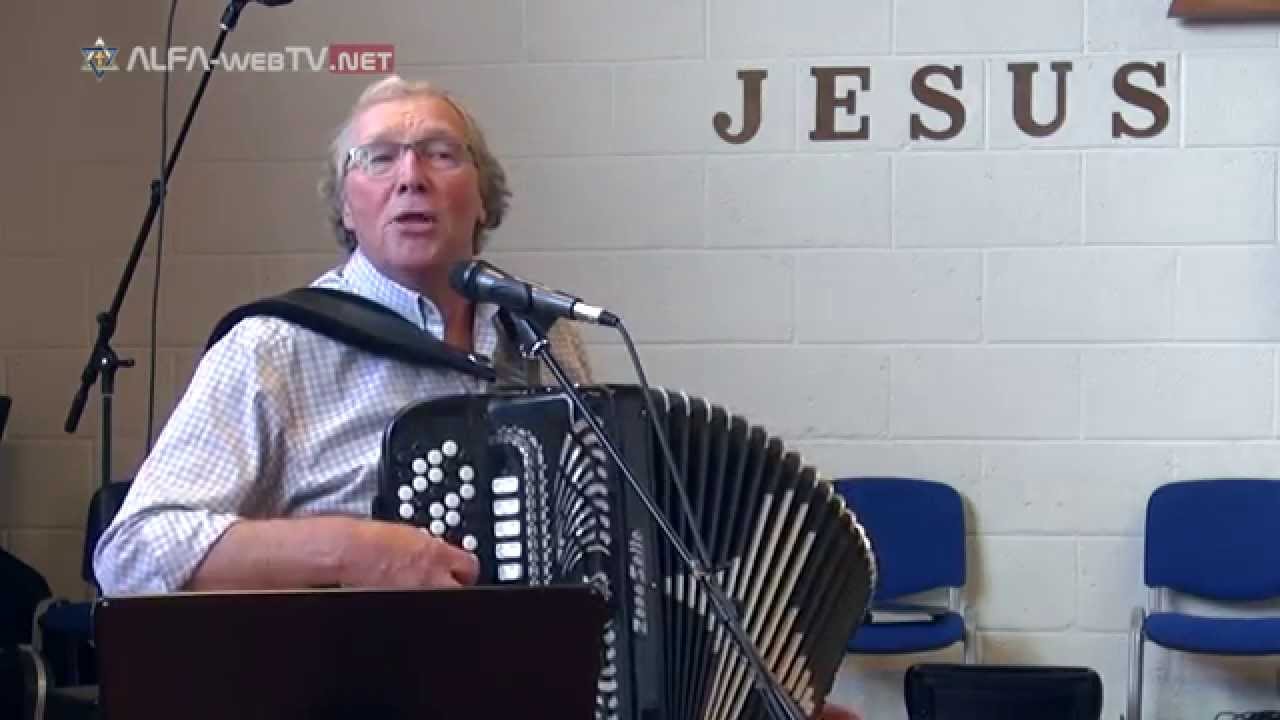 Terje Grandahl spiller, synger og vitner 