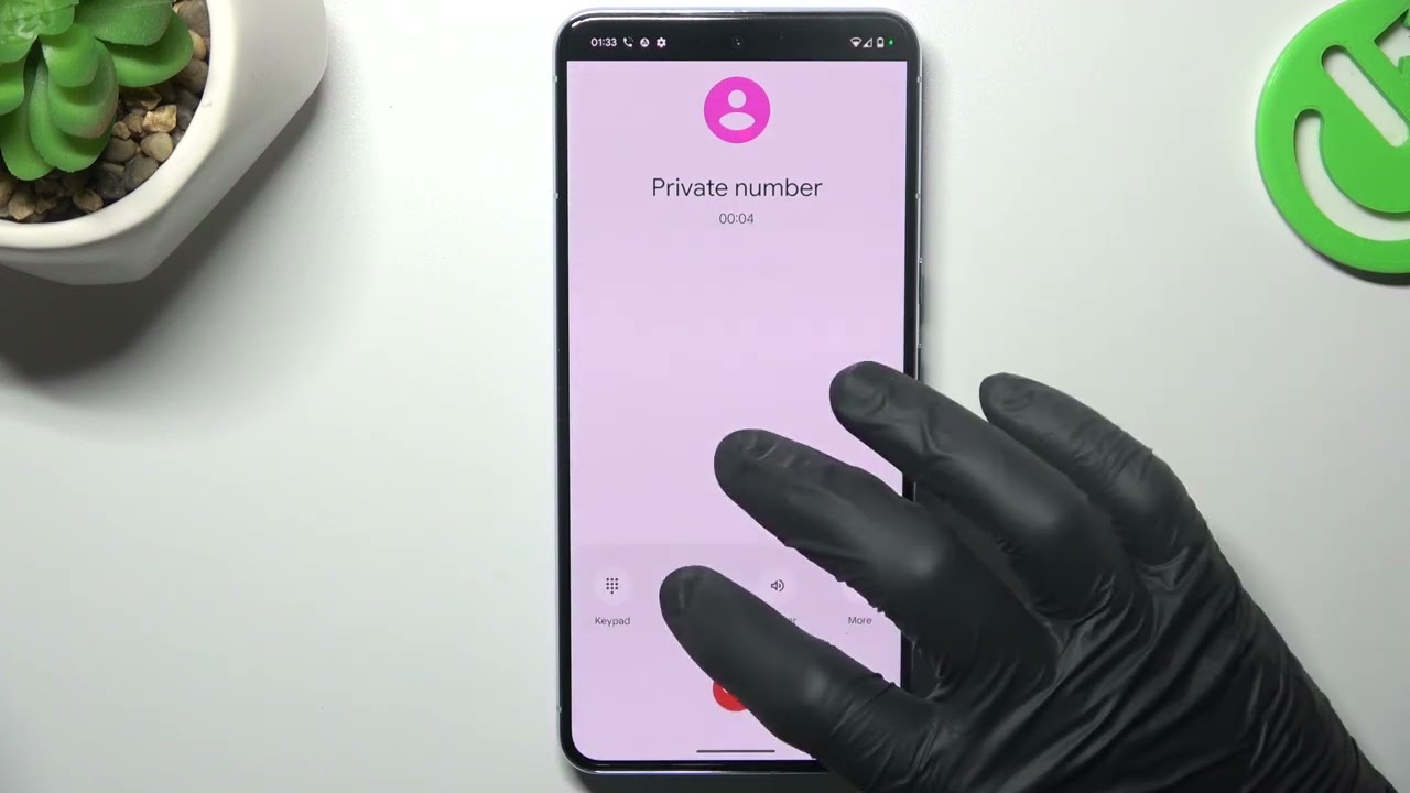 Google Pixel 8 Pro - Incoming Call Screen