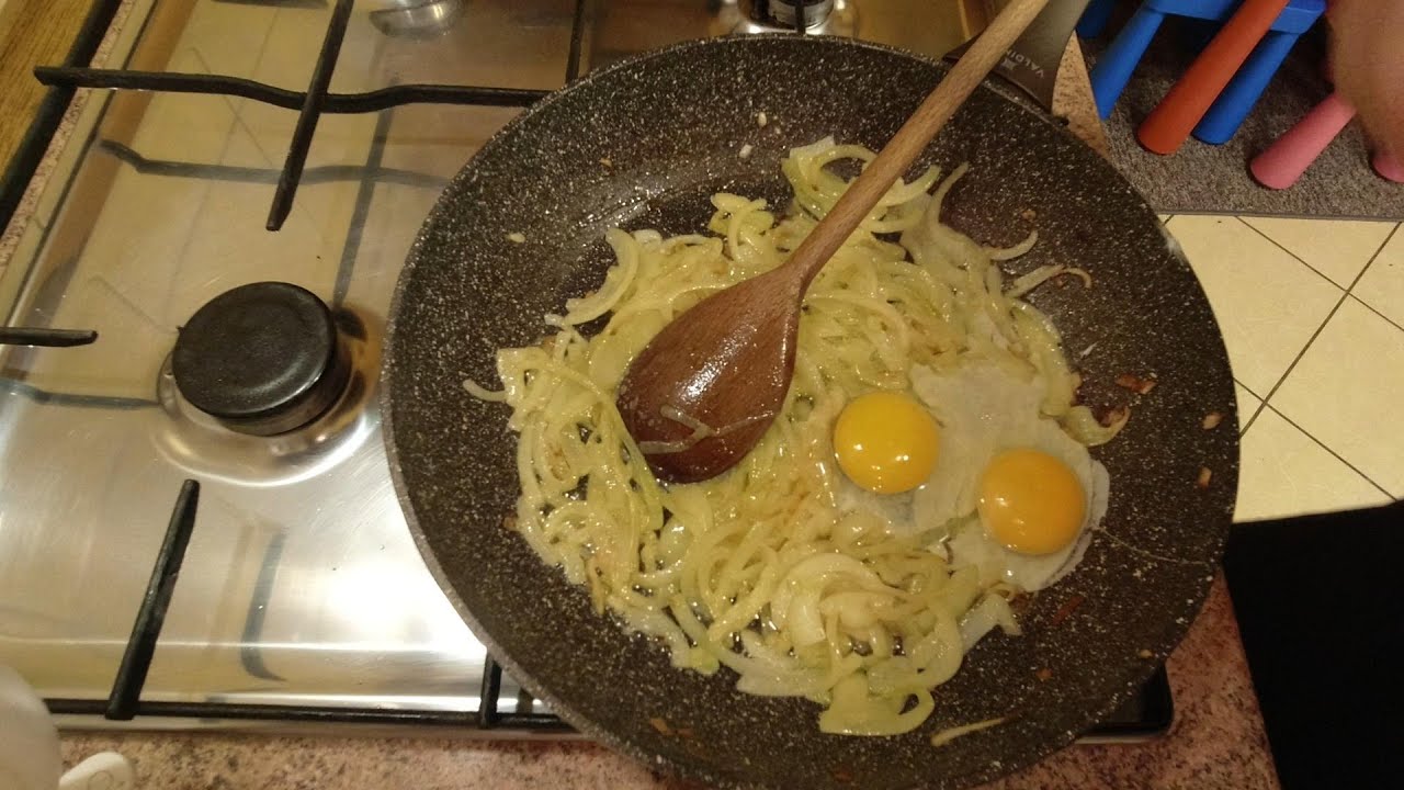 Duszona cebula z jajkiem
