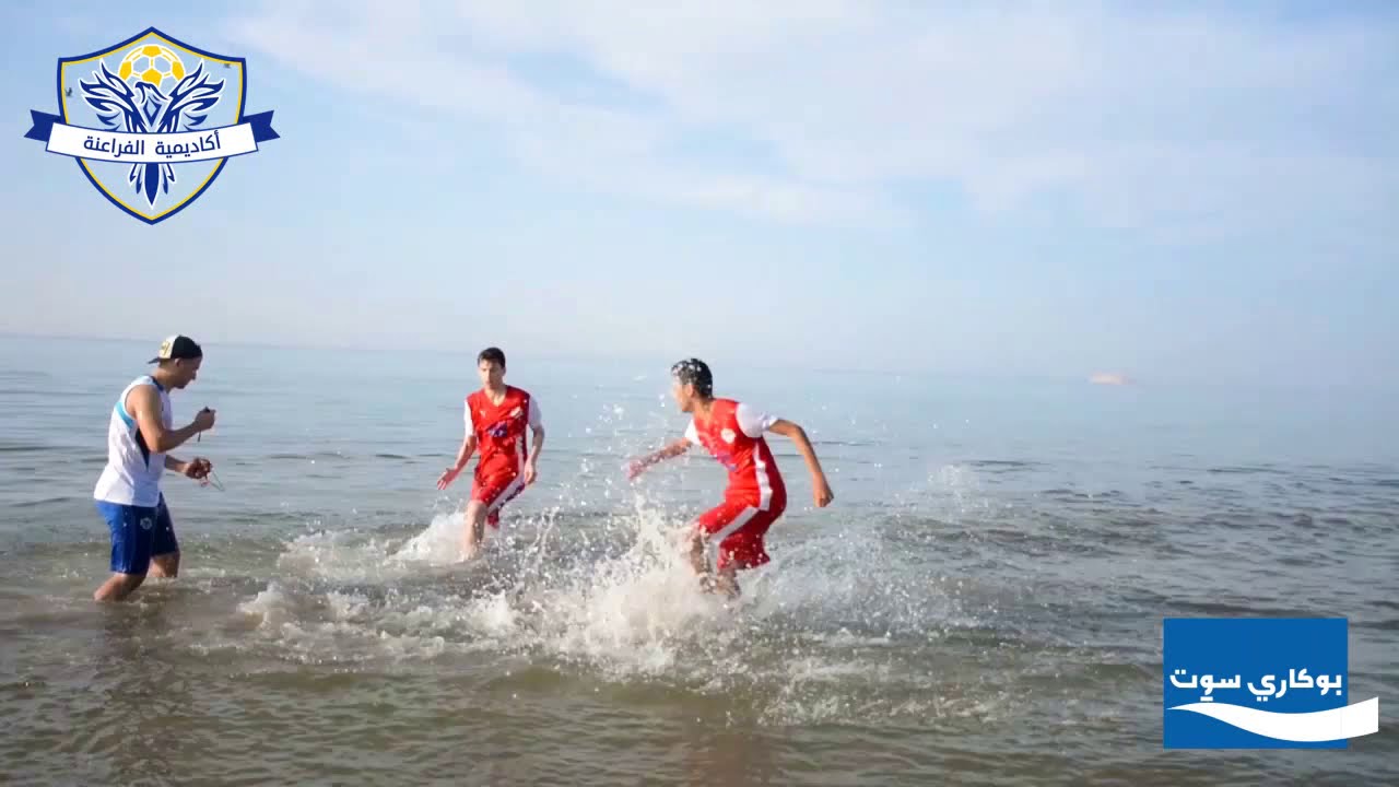 تمارين التأهيل البدني للاعبين كرة القدم على رمال الشاطئ