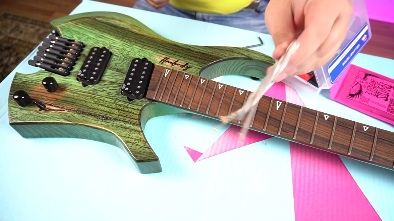 Как поменять струны на безголовой гитаре