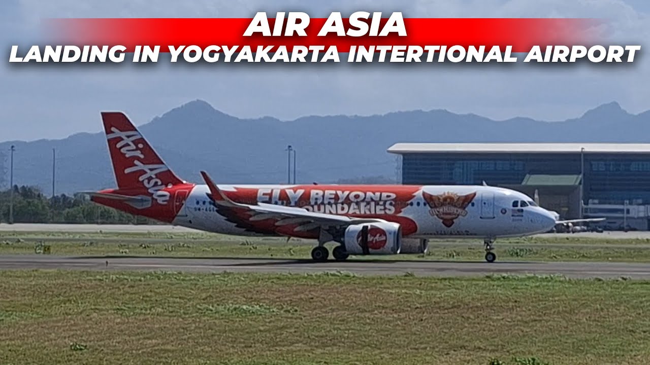 Pesawat Air Asia landing dan tiba di Yogyakarta International Airport