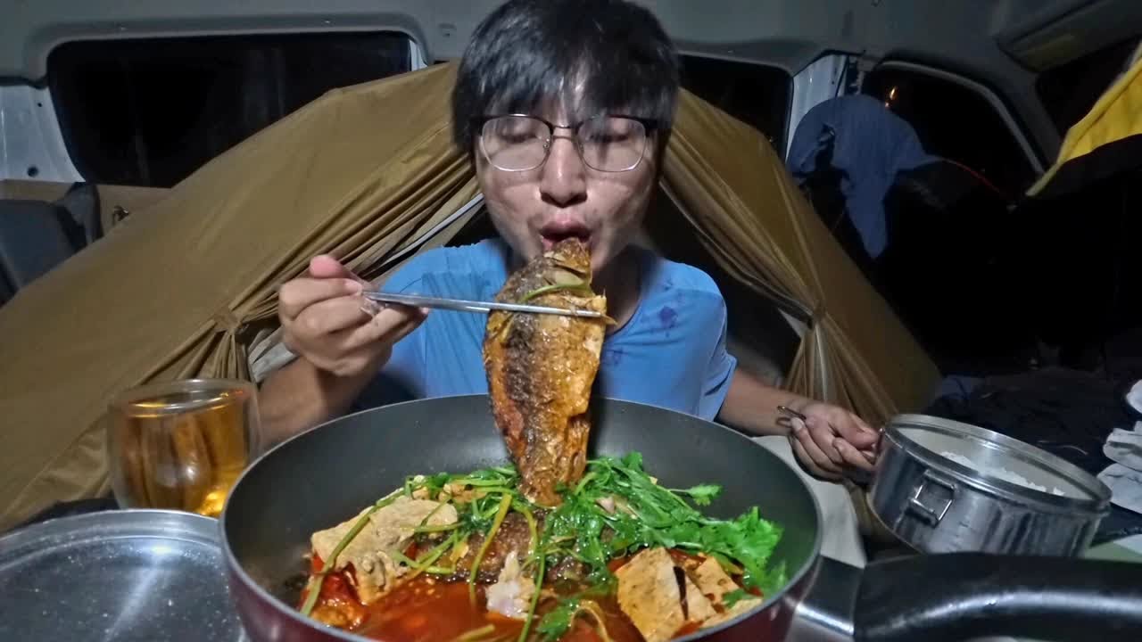 一天挣50，流浪汉存一半花一半，也能大鱼大肉，开开心心