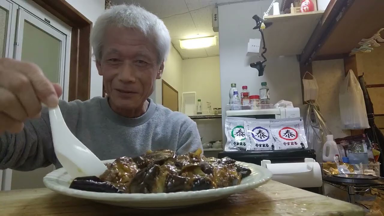 ６０代一人暮らしの晩めし、やすまるだしで【麻婆茄子】！！久しぶりの麻婆茄子少し辛かったけど美味しく頂きました【やすまるだ】初回の方特典有りますのでよろしくお願いします！！おまけ動画で有りま～す😄
