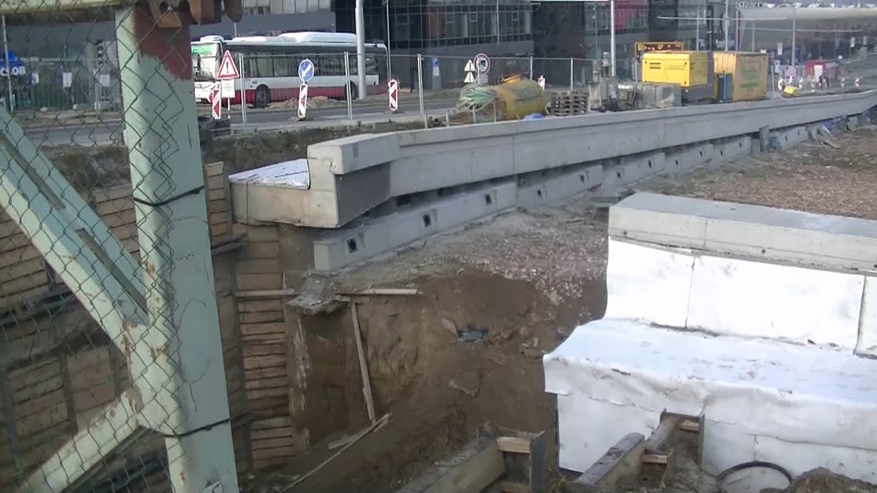 Budování tunelu pro šalinu.