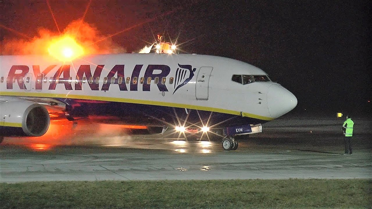 De-icing Ryanair Boeing 737-800 EI-EVW - Katowice Pyrzowice (KTW/EPKT) - 19.12.2017 r.